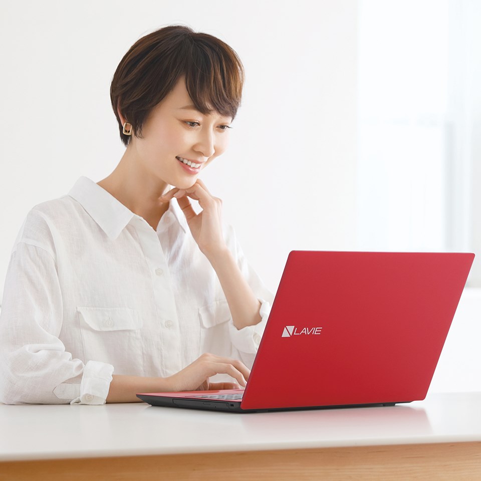 日本調查顯示，52％的上班族在家工作的工時超過在公司時，且很多人都沒有申報加班費。圖為居家上班示意圖。 圖：取自日本NEC個人電腦的臉書