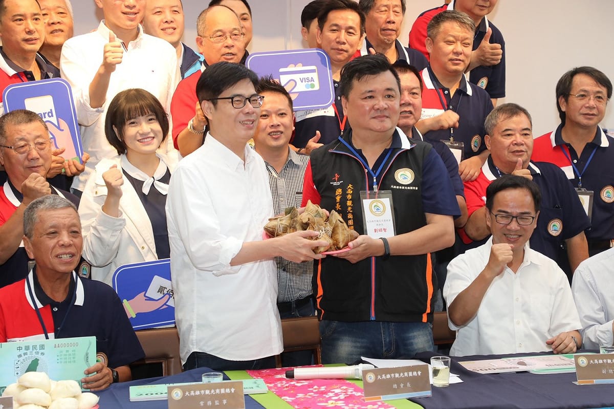 陳其邁(前左)接受高雄市觀光商圈總會致送粽子。 圖：陳其邁競選團隊/提供