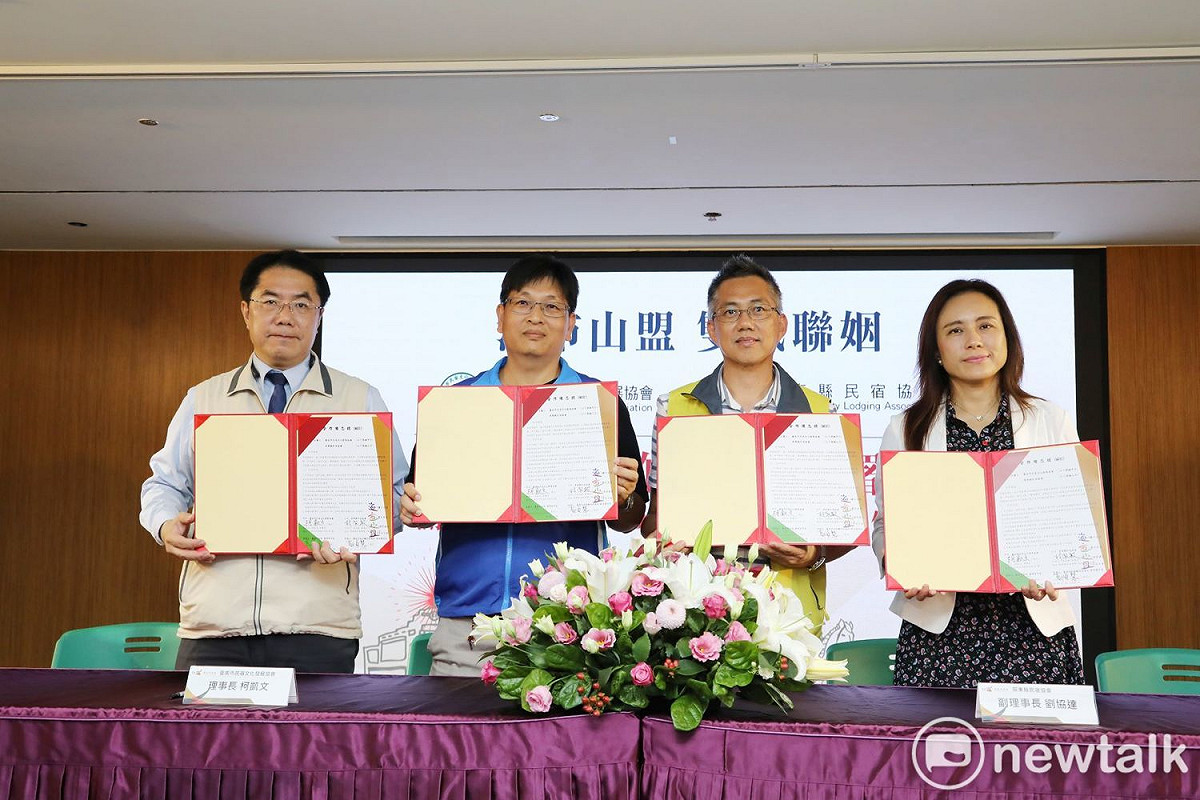 為配合7月將開跑的安心旅遊自由行旅客住宿優惠活動及振興三倍券等促進國旅觀光措施，台南市民宿文化發展協會與屏東縣民宿協會互惠推出「海市山盟」優惠活動，今日於台南市政府簽署住宿優惠合作備忘錄。 圖：黃博郎／攝