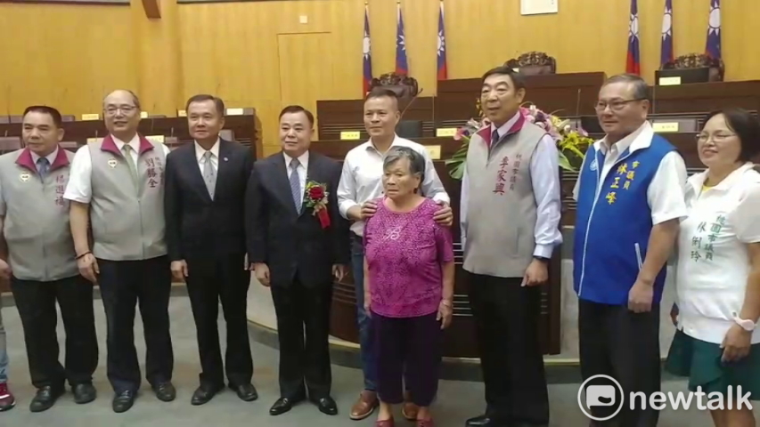 桃園市議員段樹文(中)今宣誓就職，母親黃閑妹(中前者)受邀見證。 圖：林昀真/攝