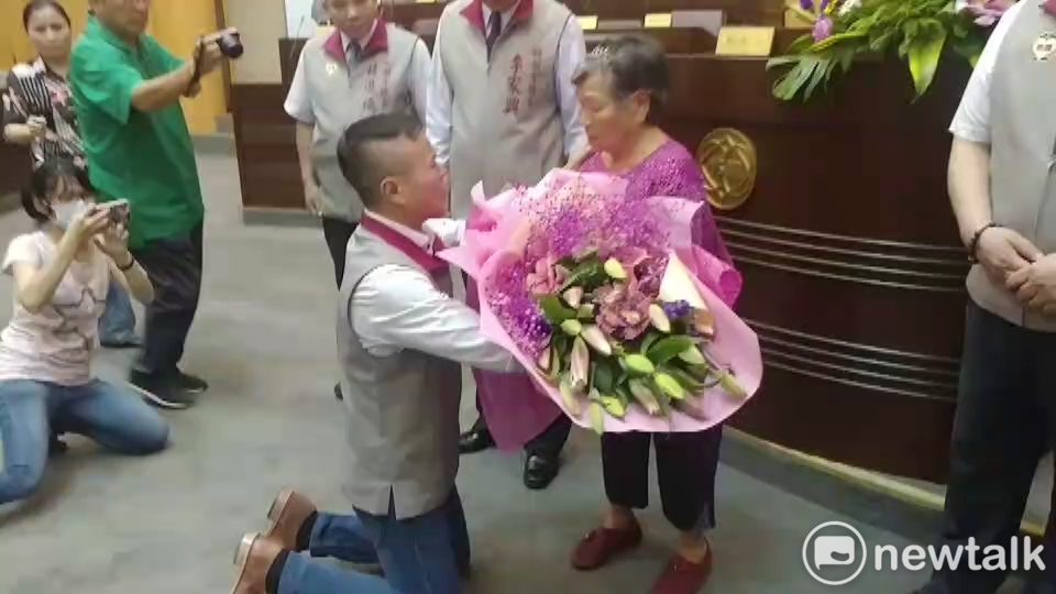 段樹文下跪向母親黃閑妹獻花，激動哽咽感謝母親。 圖：林昀真/攝