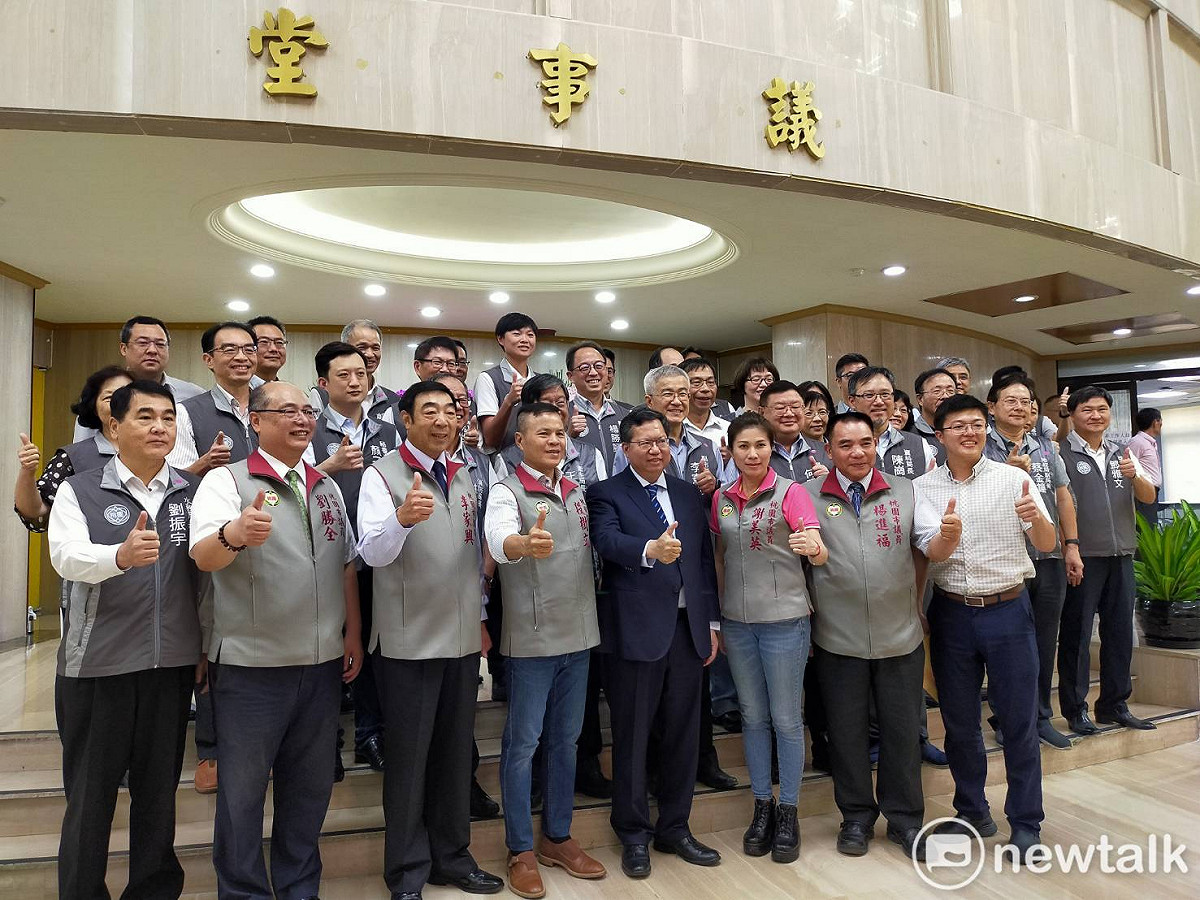 市長鄭文燦率市府團隊向段樹文道賀。 圖：林昀真/攝