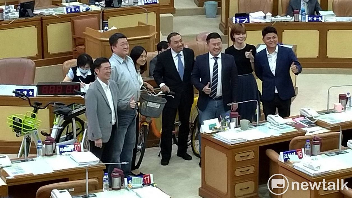 新北市議會民進黨團今天鎖定雙北YouBike升級2.0議題，質詢侯友宜，眾人還一起合照。  圖：王峻昌／攝