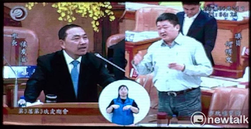 民進黨新北市議員何博文質詢新北市長侯友宜，要求侯面對柯文哲橫柴入灶，要硬起來表達立場。 圖：王峻昌／攝