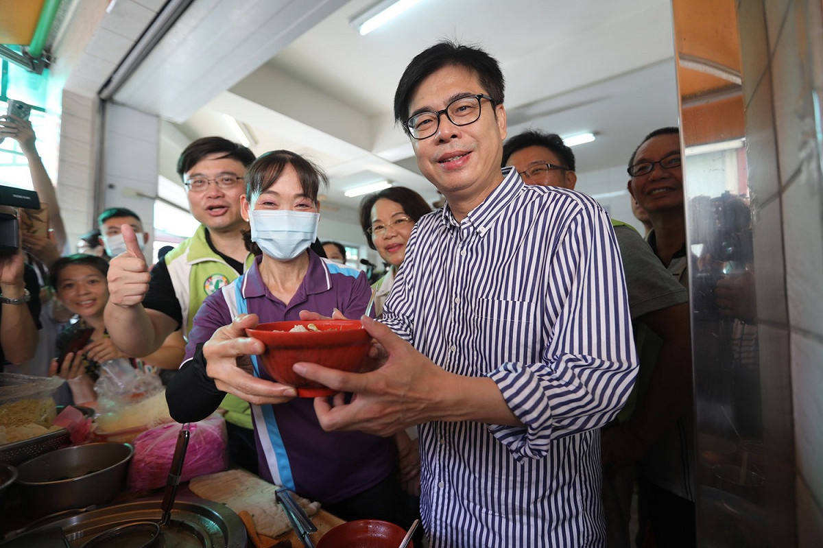 陳其邁從老闆娘手中接下最愛的肉圓。 圖：陳其邁競選團隊/提供