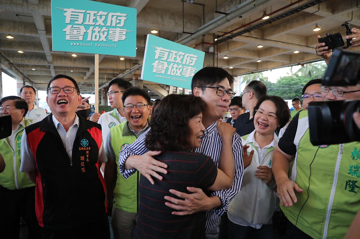陳其邁冷不防被地方媽媽來個「愛的抱抱」。 圖：陳其邁競選團隊/提供