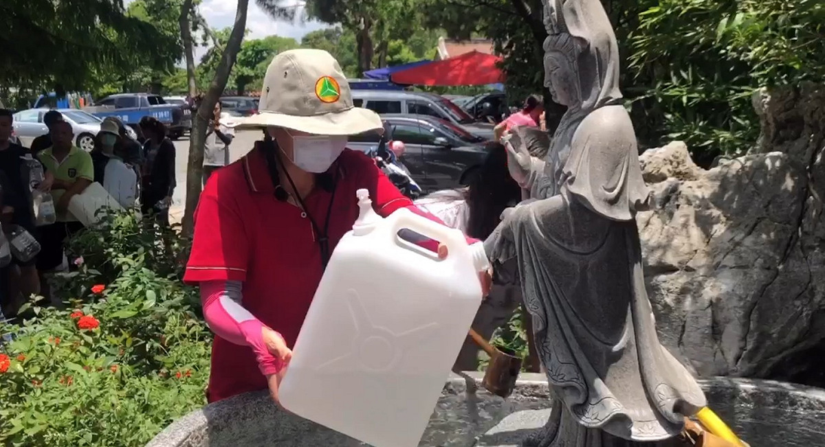 清水岩寺今天還不到上午10時，排隊人龍已近百尺，民眾皆等著要取午時水。 圖：擷取自清水岩寺臉書影片
