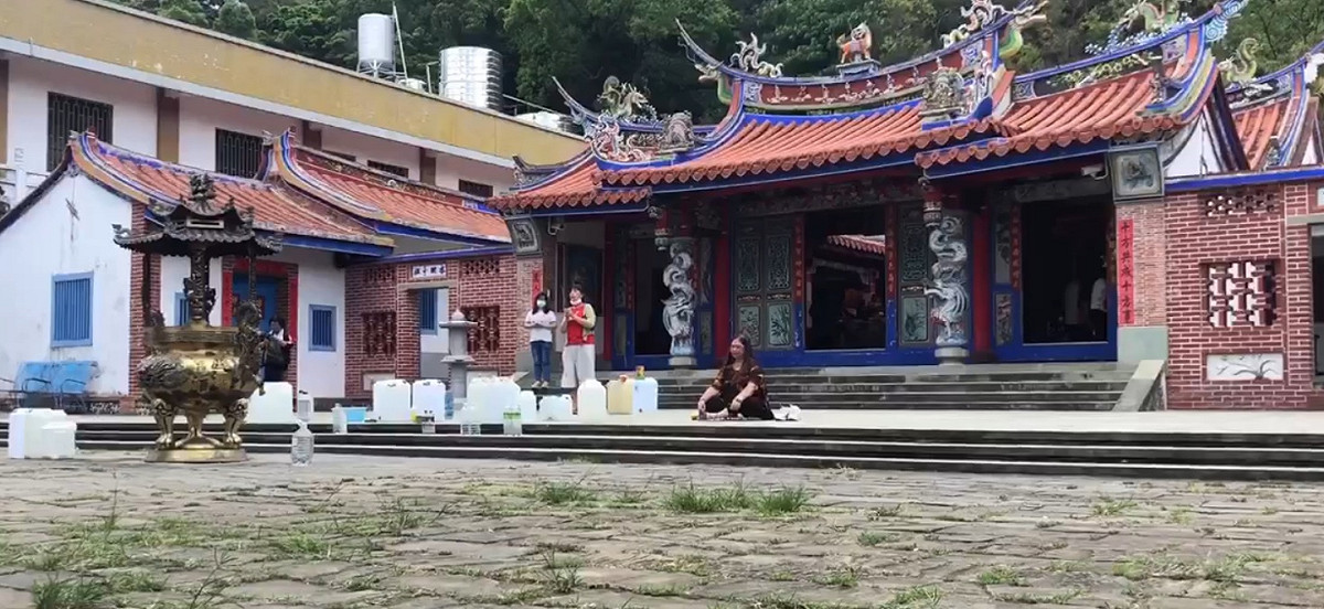 台灣三大名泉之一就位於彰化縣社頭鄉清水岩寺，寺內的百年湧泉每年都吸引許多民眾在端午節這天來取水。 圖：擷取自清水岩寺臉書影片