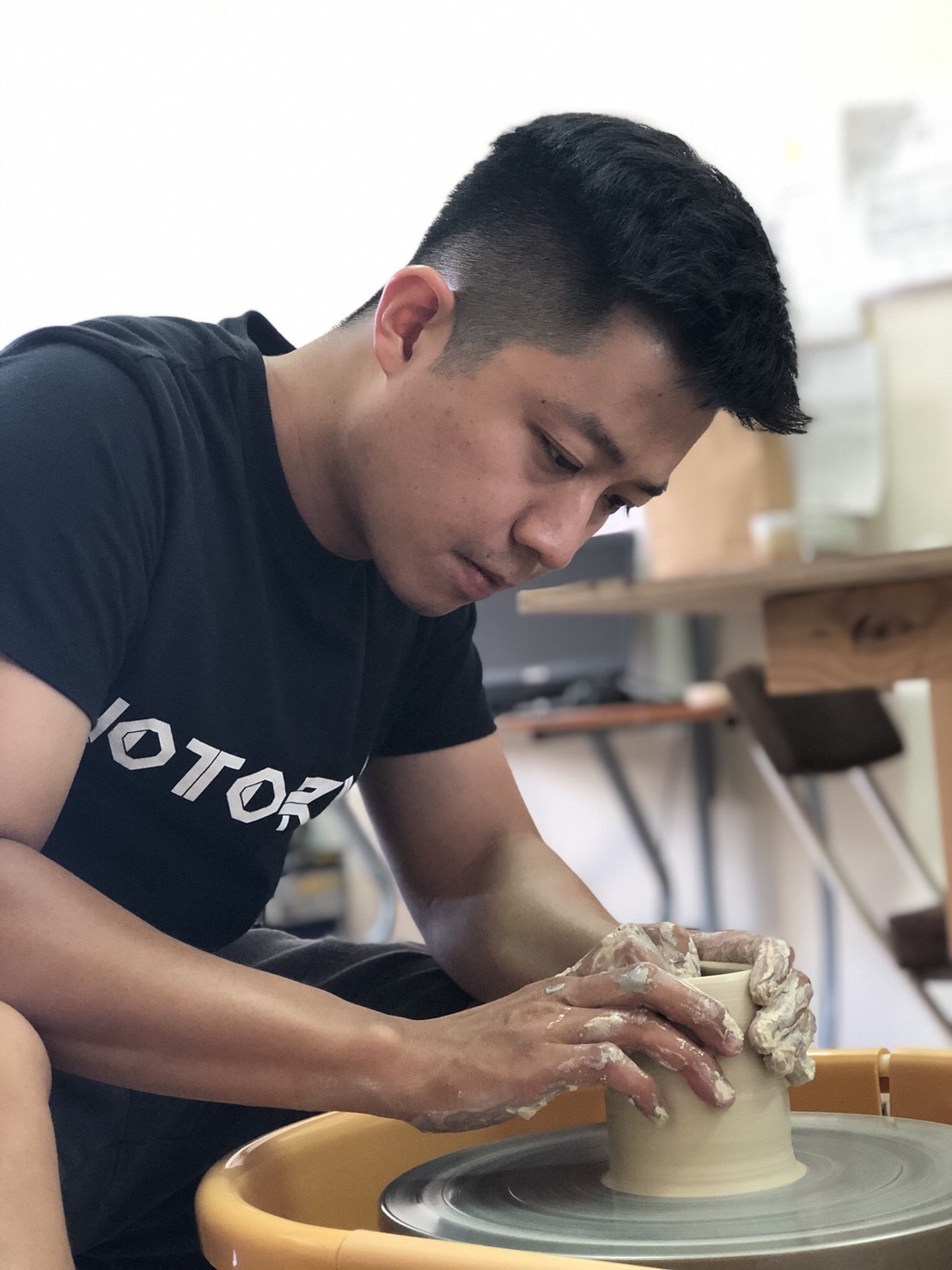 鶯歌陶博館「陶氣無影手—手拉坯鍛鍊營」，邀擅於拉坯的陶藝家謝秉諺擔任講師。 圖：鶯歌陶瓷博物館提供
