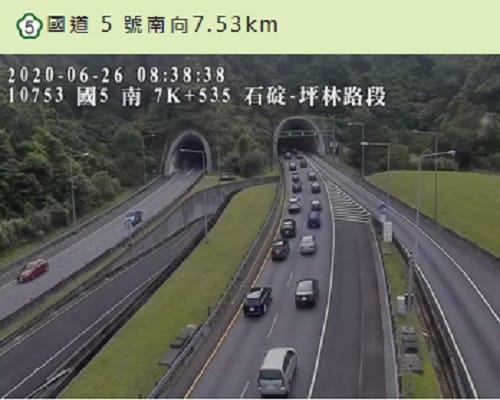 國5南下一早就湧現車潮。 圖/高公局即時路況