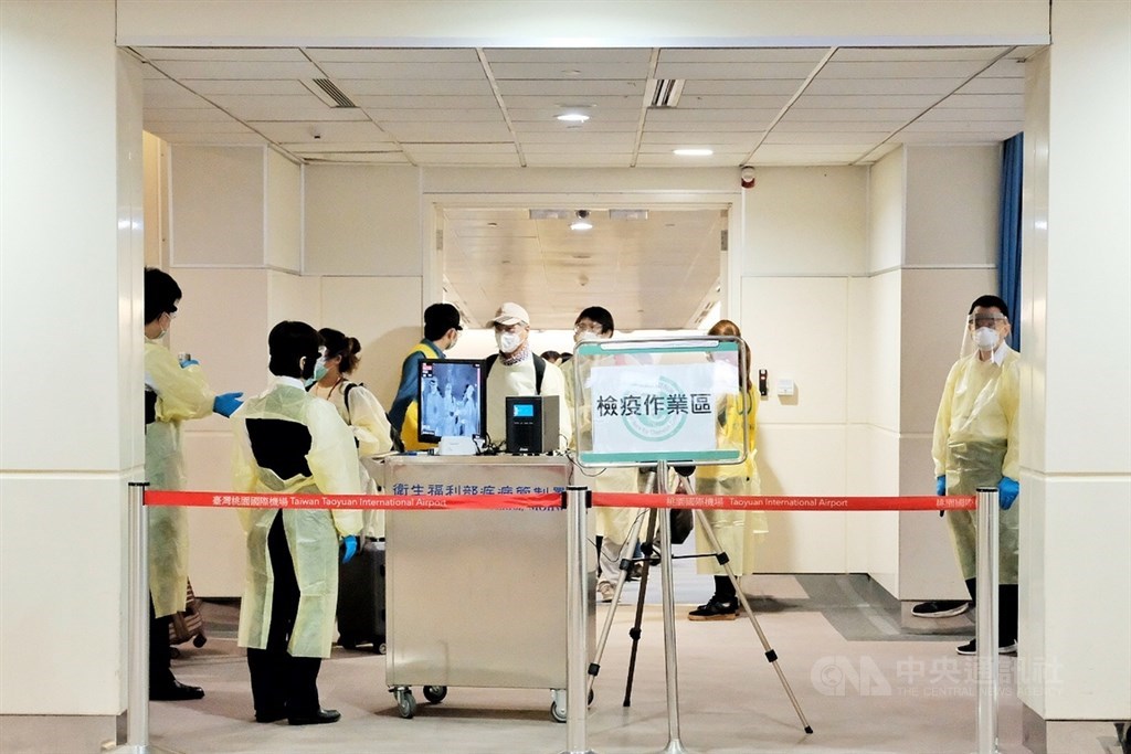 教育部調查，26日中午將有第一批8名應屆畢業生飛抵桃園機場，將由各校安排到防疫旅館進行14日的居家檢疫。圖為桃園機場檢疫作業區。 圖/中央社