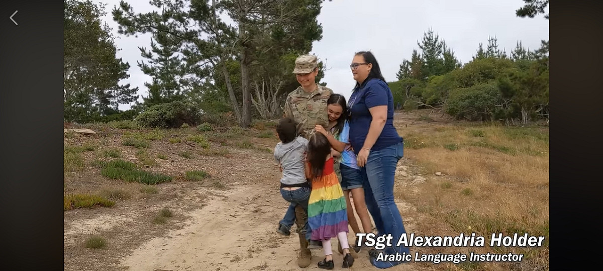 美國在台協會（AIT）在臉書分享美國空軍LGBTQ人士所拍攝的創意影片，與台灣民眾一同慶祝同志驕傲月。 圖：翻攝自USAF Band of the West 臉書