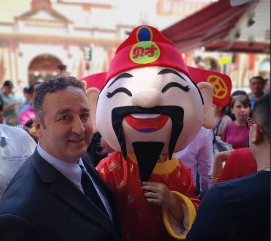 有關單位和警方今天搜索澳洲在野黨議員莫索曼（Shaoquett Moselmane）的住家和辦公室，因他被控與中國共產黨「關係匪淺」。 圖：翻攝自推特