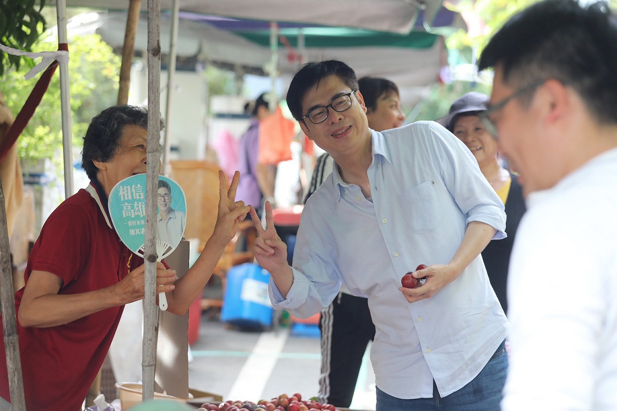 陳其邁勤跑基層。 圖：陳其邁競選團隊/提供（資料照）
