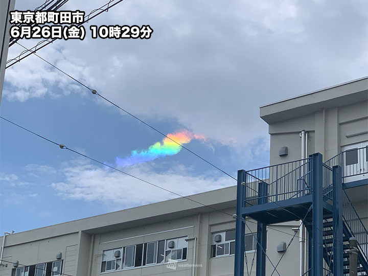 日本關東天空今出現「日承」現象，也俗稱「火彩虹」。 圖：擷取自日本氣象新聞公司網站