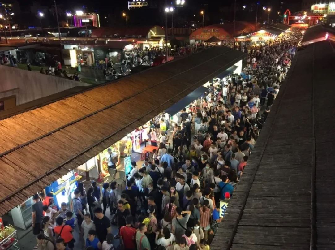 端午連假各景點湧入大批人潮，醫師提醒民眾出外人擠人前先留意自己的血型。（示意圖，圖為花蓮東大門夜市） 圖：花蓮縣政府／提供