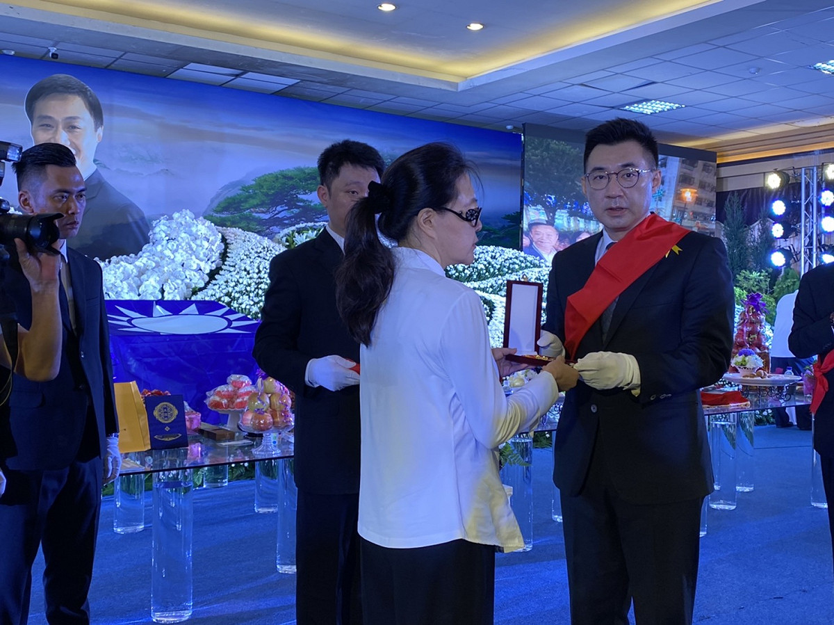 國民黨主席江啟臣(右)將實踐一等獎章頒給許崑源遺孀林絲娛。 圖：高雄市議會/提供