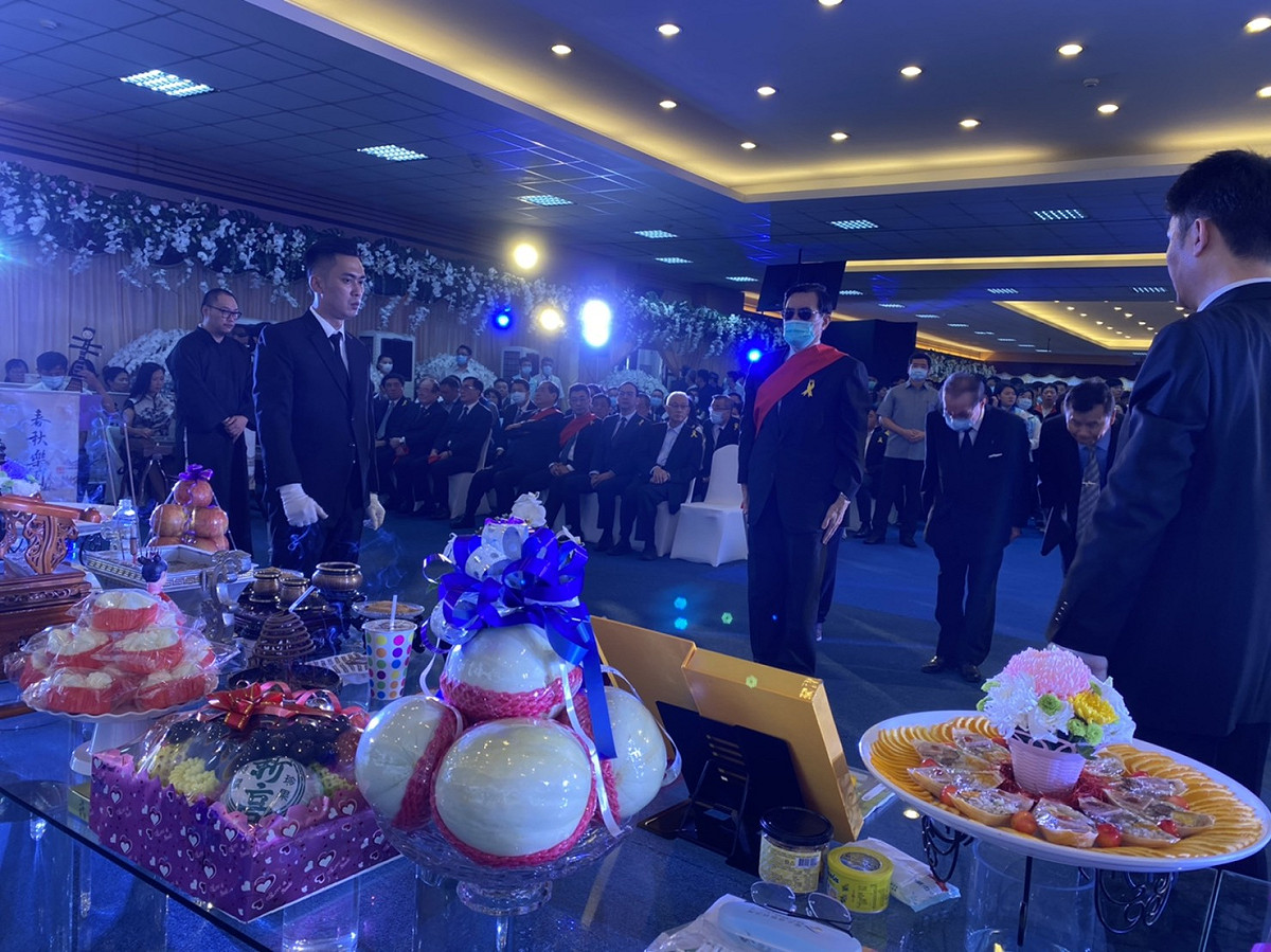 前總統馬英九在許崑源靈前上香。 圖：高雄市議會/提供