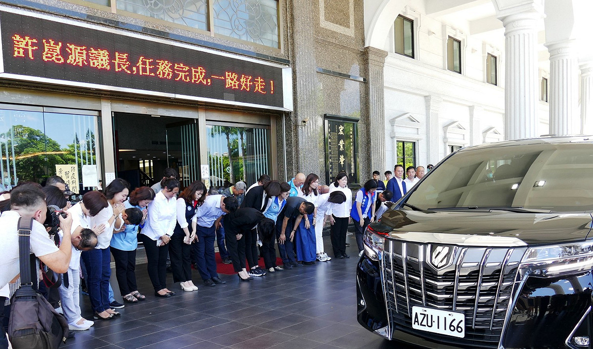 許崑源靈車最後繞行市議會，市議員含淚鞠躬送別。 圖：高雄市議會/提供