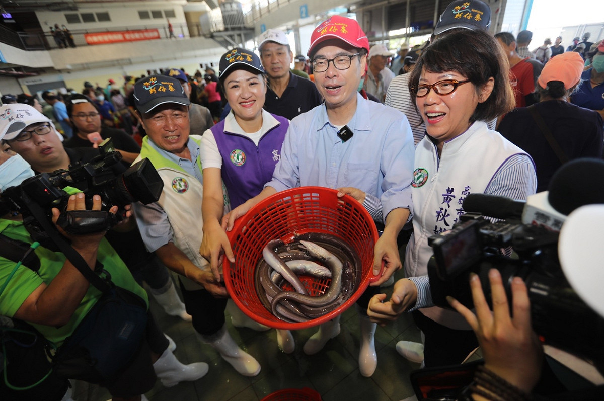 陳其邁今（27）日前往梓官區蚵仔寮漁市場，表示未來將結合觀光，復辦搖滾音樂祭。 圖：翻攝自陳其邁臉書（資料照片）