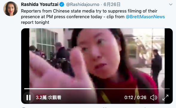 澳洲總理莫里森昨天召開記者會，由於新華社女記者的隨行攝影師拍攝在場其他記者，一名澳媒記者也反拍兩人，新華社記者白旭便上前伸手遮擋鏡頭，並告訴對方停止拍攝。 圖：翻攝自Rashida Yosufzai推特