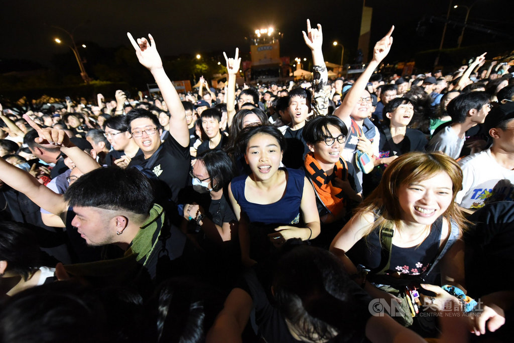 由中華文化總會主辦的「端午謝平安，藝文大匯演」系列活動一連3天在總統府前凱道舉辦，27日最後一夜，滅火器樂團晚間在凱道主舞台演出，嗨翻現場民眾。 圖：中華文化總會提供