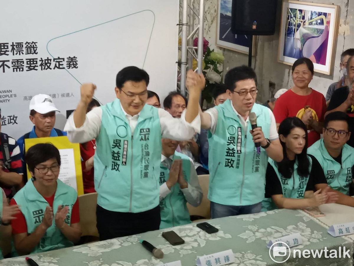 台灣民眾黨高雄市長候選人吳益政（左二）今日成立競選總部。 圖：孫家銘/攝