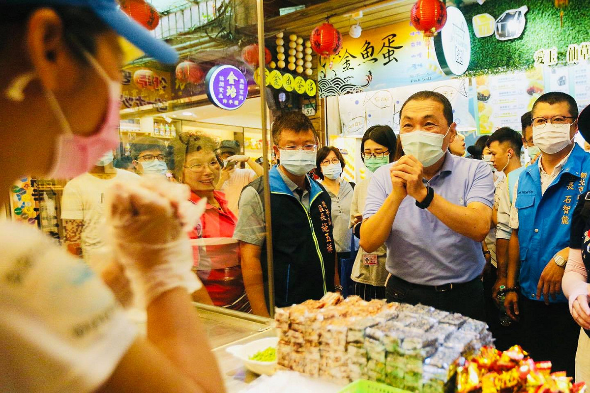 新北市長侯友宜今日上午前往九份視察，希望帶動商圈買氣。 圖：翻攝自侯友宜臉書