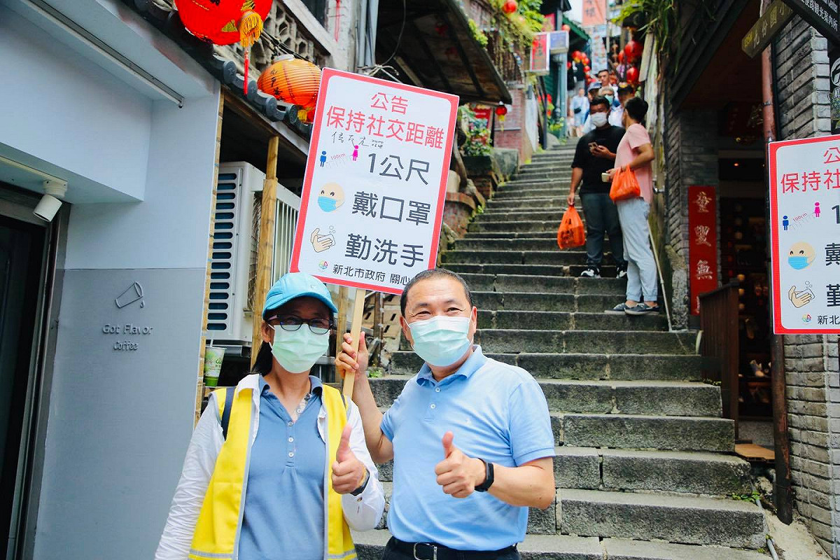 侯友宜一邊視察，一邊也提醒大家，把防疫做到位。 圖：翻攝自侯友宜臉書