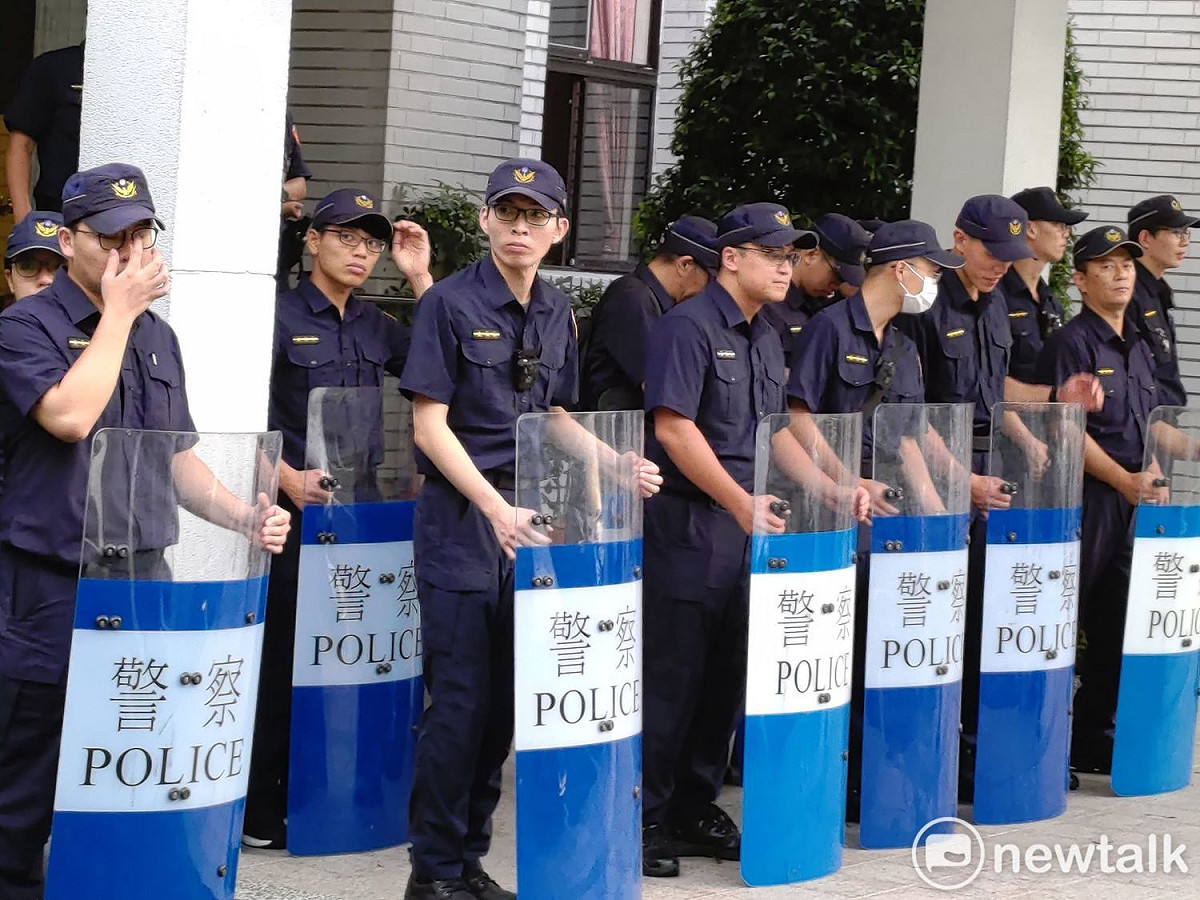 立法院國民黨團28日下午突襲式破壞立院議場門口門鎖，強行占領主席台，警方加強警力。 圖：黃建豪/攝