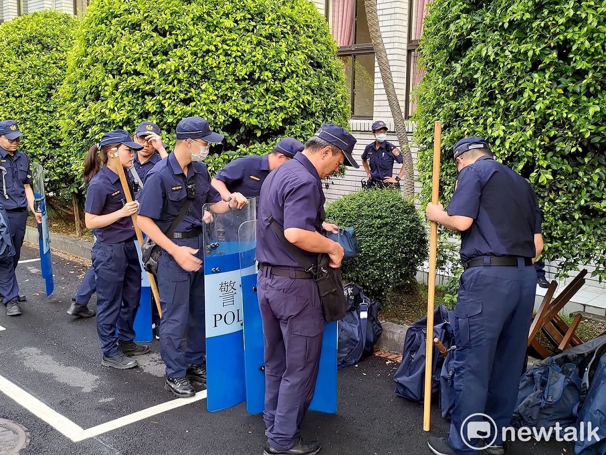 警方調動警力鎮守立法院議場各門口。 圖：黃建豪/攝