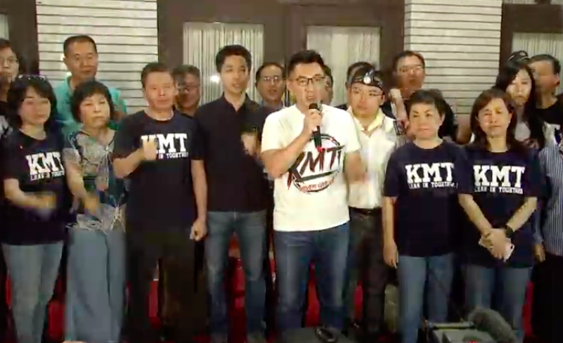 國民黨團不滿監委提名名單突襲占領立法院議場，國民黨主席江啟臣赴議場發表談話強調：「我們不出來才是踐踏國會議員尊嚴。」 圖：翻攝網路直播