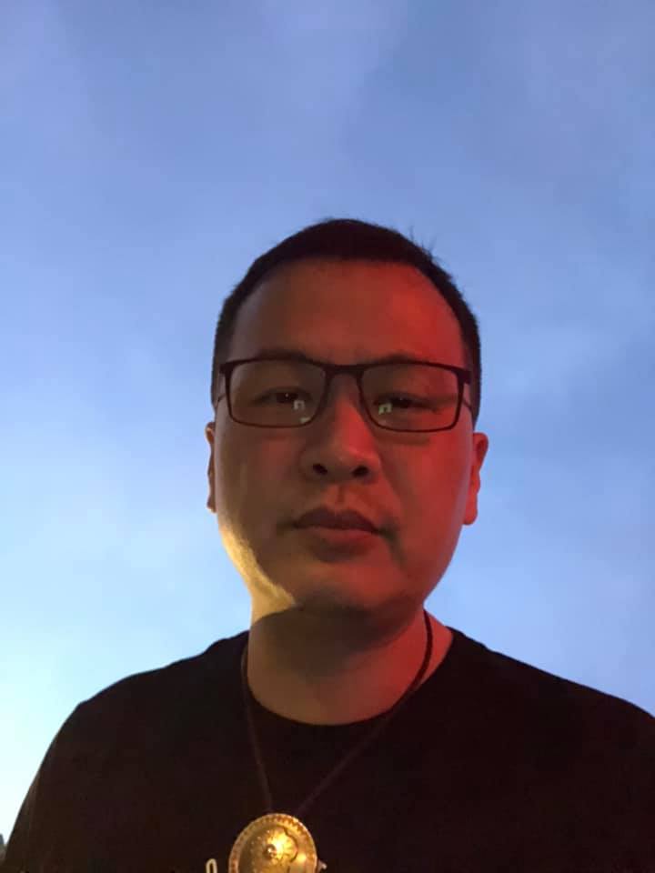 羅智強日前在直播中痛罵民進黨鴨霸，連冷氣都不開，根本是故意想悶守在裡面的國民黨立委們。 圖：翻攝羅智強臉書