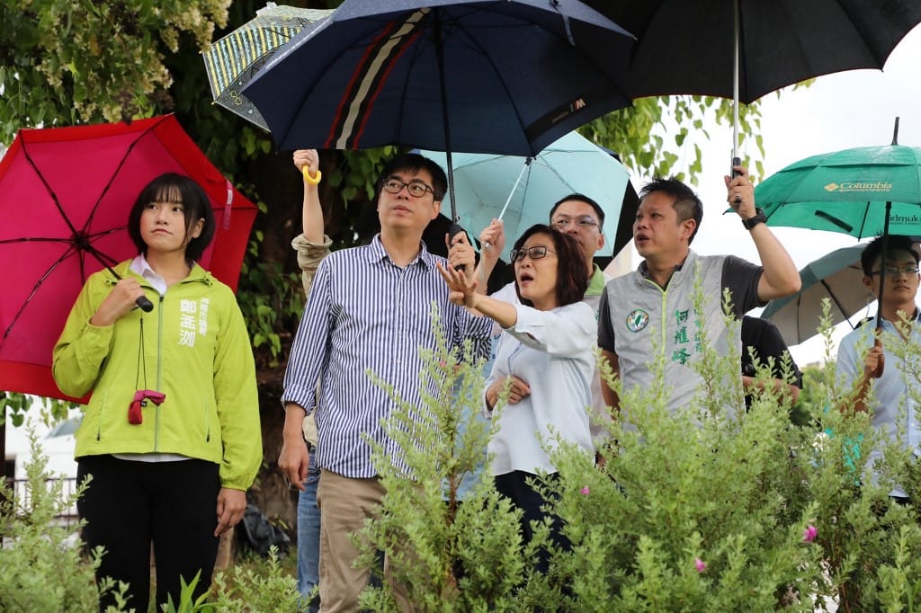 陳其邁今天前往科工館公園拜票，因下大雨，又前往 十全滯洪池 瞭解水利建設。 取自陳其邁臉書