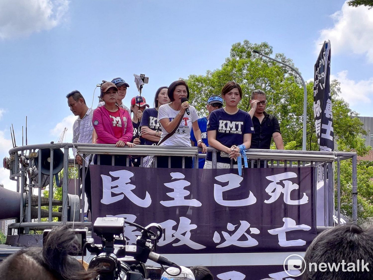 國民黨中央在立法院側門召開記者會，要求民進黨退回陳菊的監察院長提名。 圖：黃建豪/攝