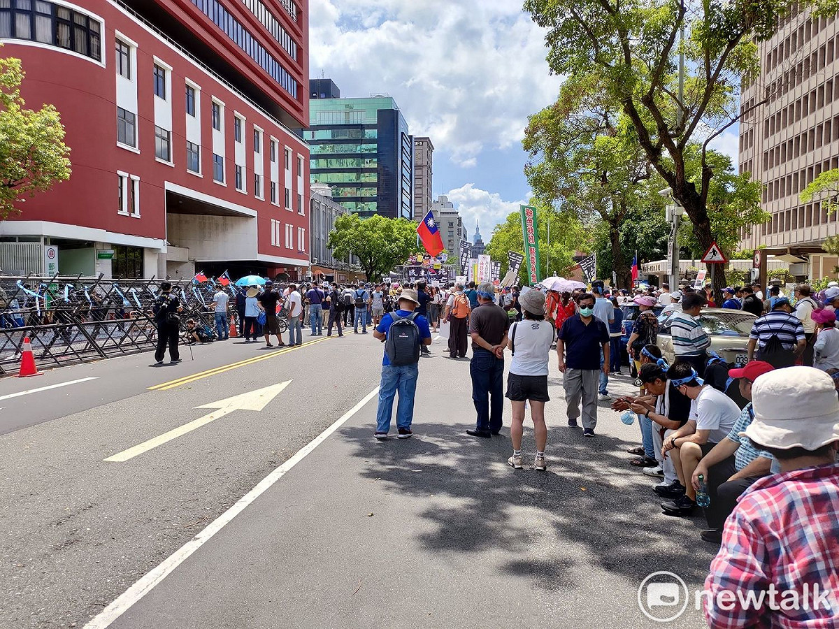 國民黨號召民眾到立法院現場一起聲援國民黨立委。 圖：黃建豪/攝