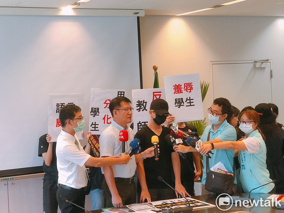 六名國中生由議員陪同出席記者會，指控長期遭導師霸凌。 唐復年/攝