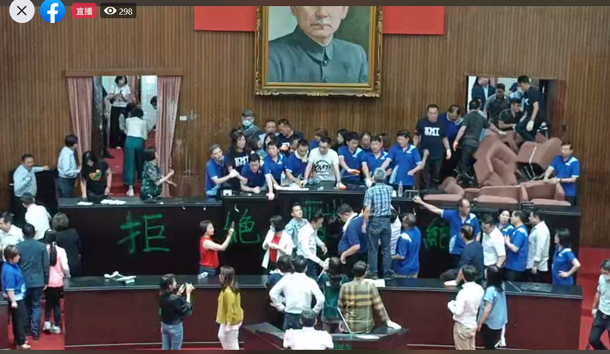 民進黨立委突破被封鎖的議場大門，陸續攻進議場。 圖：翻攝自國民黨立院黨團直播