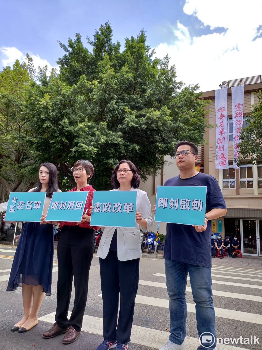 民眾黨團高掛布條抗議。 圖：黃建豪 / 攝