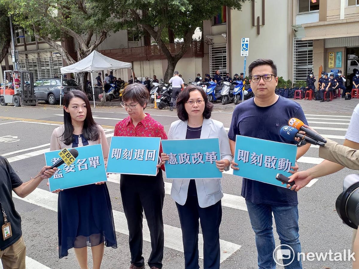 民眾黨團立委邱臣遠（右起）、賴香伶、蔡壁如、高虹安昨日抗議考監人事爭議。 圖：黃建豪 / 攝