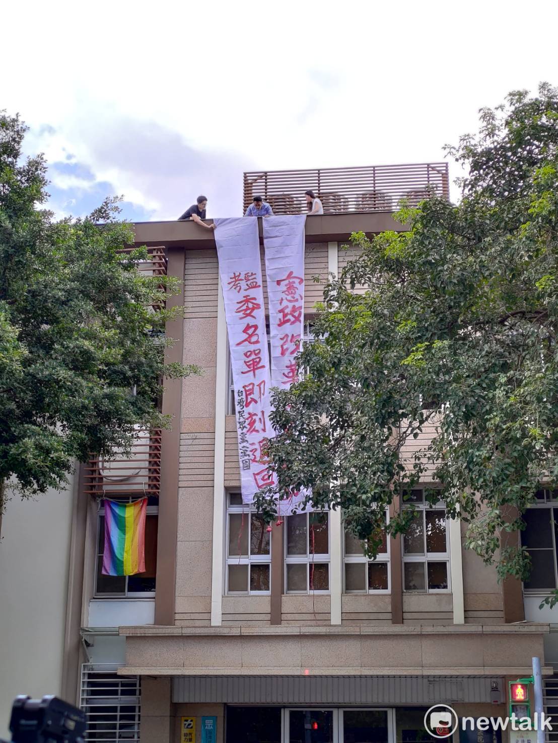 民眾黨團高掛布條抗議考監人事。 圖：黃建豪 / 攝