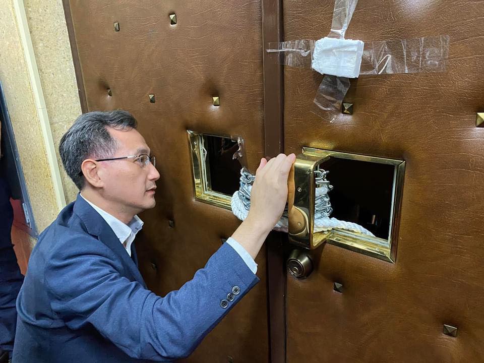 國民黨團昨日闖入議場後疑似從裡面使用長鋼釘封門，民進黨團今（29）日要進入議場時，發現門外有根長鋼釘，穿透門板露在外面。 圖：翻攝自邱議瑩臉書粉絲團