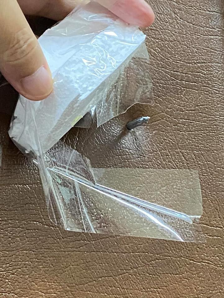 民進黨立委們使用保麗龍來覆蓋長鋼釘。 圖：翻攝自邱議瑩臉書粉絲團