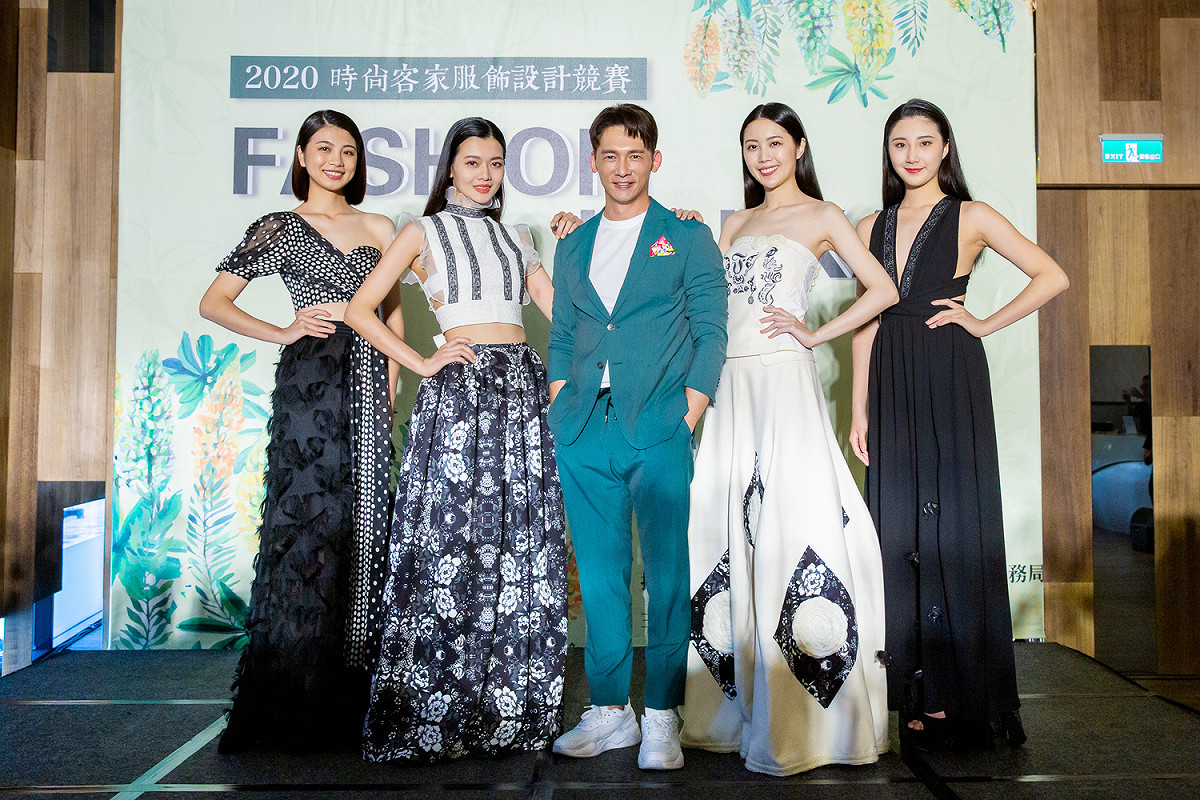 溫昇豪(中)與4位伊林模特兒(左起)何欣芫、蘇家歡、陳瑋瑋、林宛璇合影。 圖：桃園市客家文化基金會/提供
