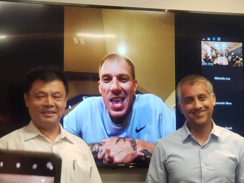 NBA傳奇球星Jason Williams透過視訊和台灣球迷打招呼。 圖／黃建霖攝