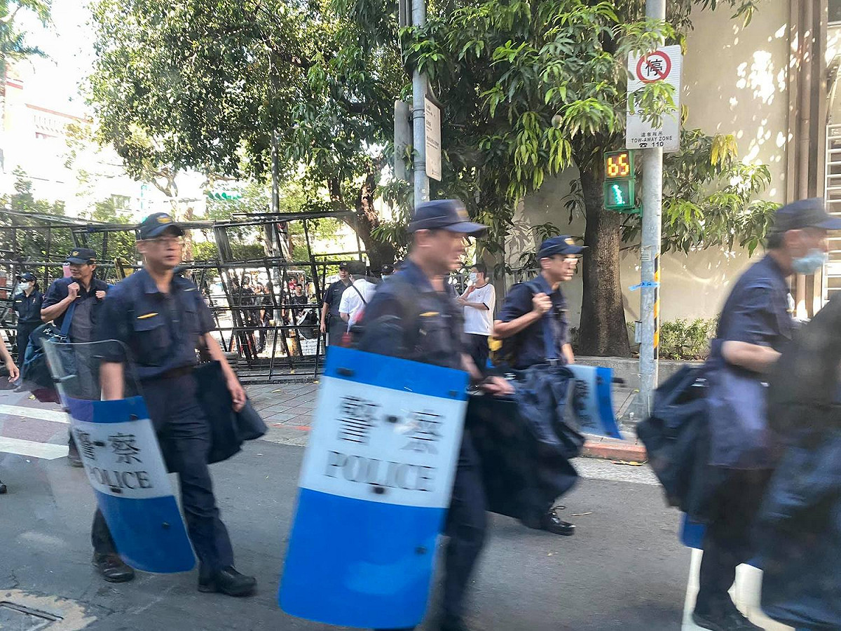 警方準備前往立法院戒備。 圖：翻攝自高嘉瑜臉書