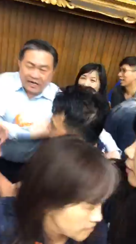 綠委與藍委發生推擠衝突。 圖：翻攝自洪孟楷臉書