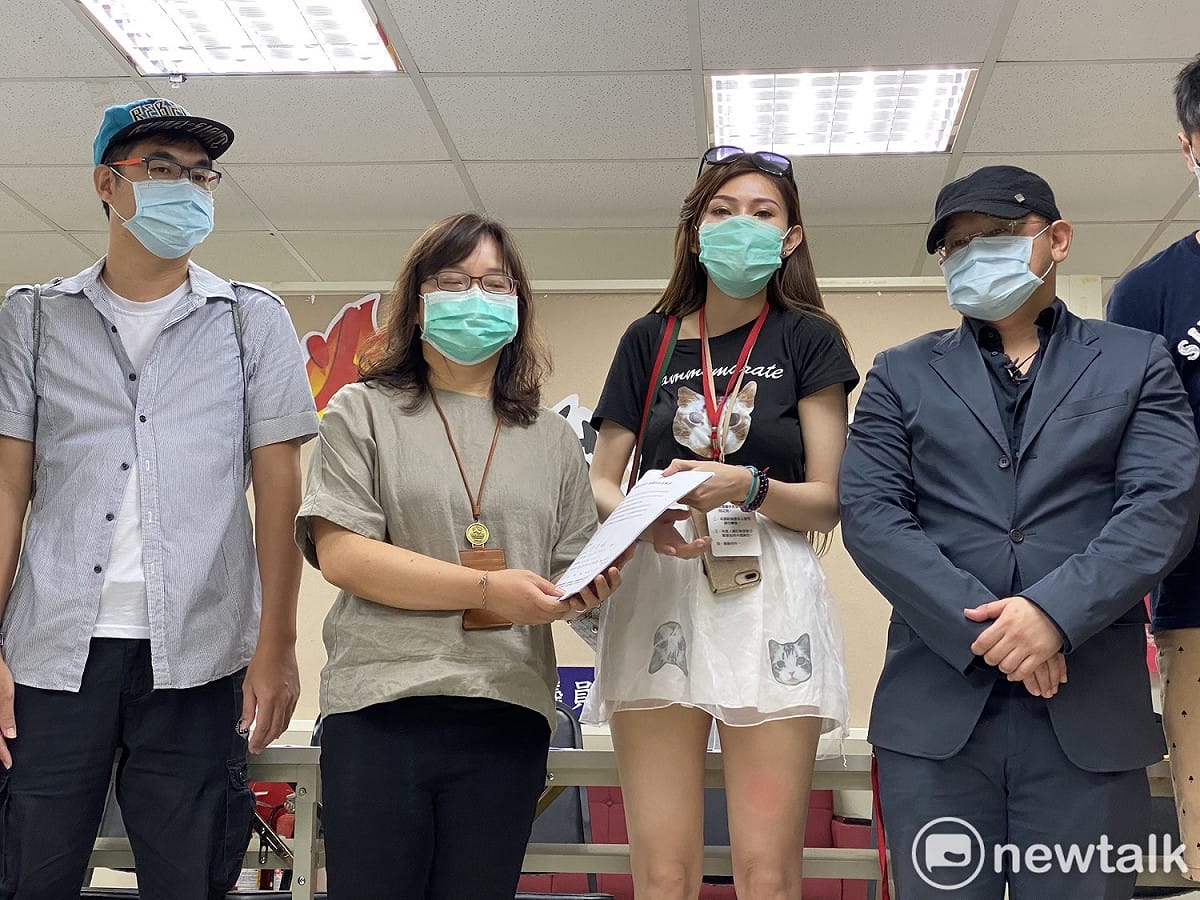 錢櫃受害者遞送團體訴訟意願書給北市法務局。 圖：周煊惠／攝