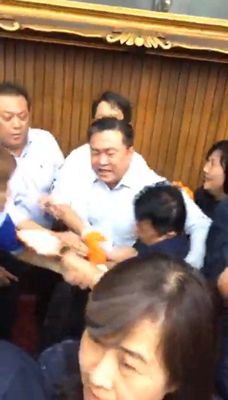 民進黨立委王定宇將其中一名國民黨立委拖離主席台。 圖：翻攝自洪孟楷臉書