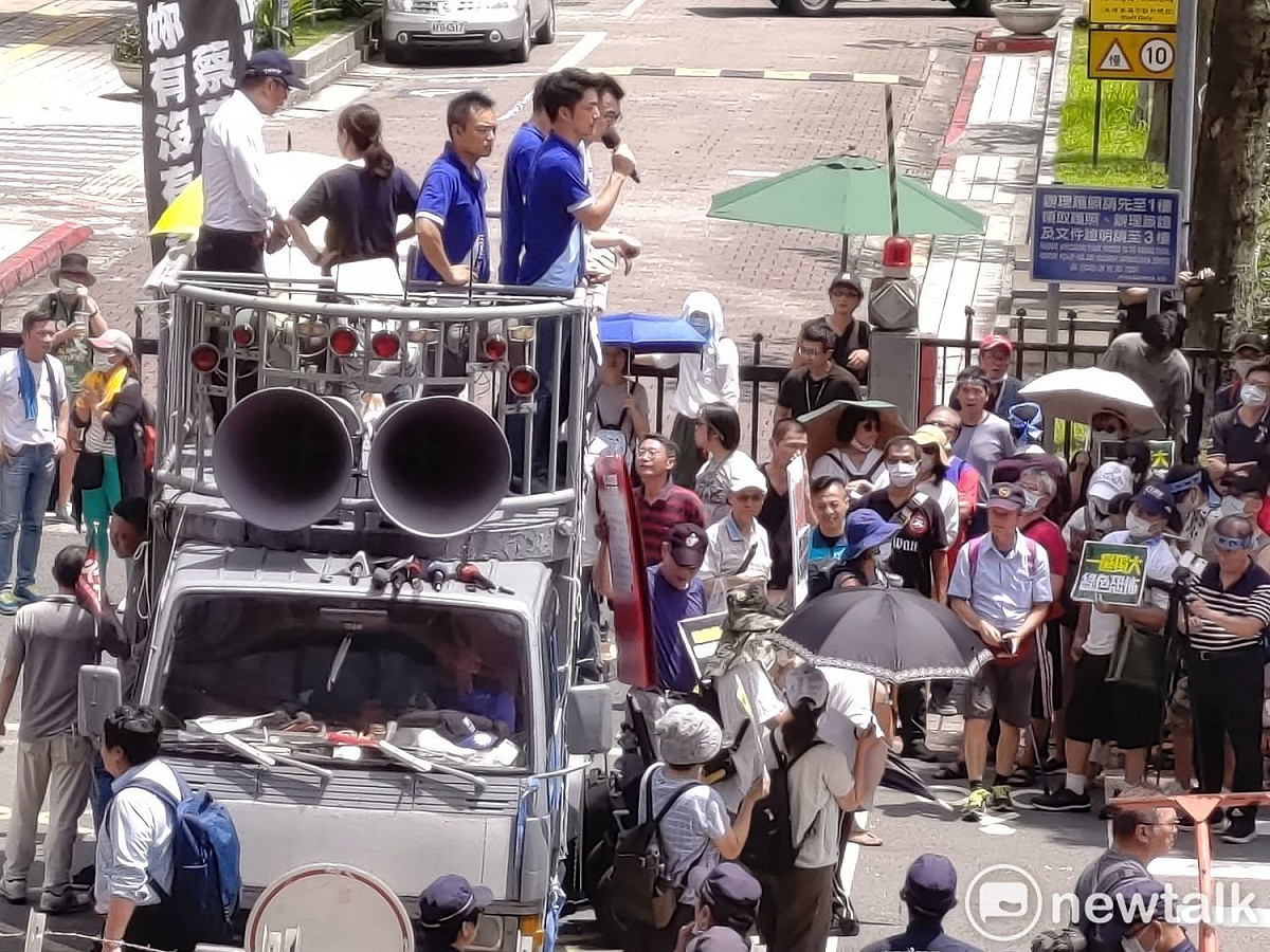 國民黨主席江啟臣、黨團幹部遭驅離後，在立法院外向支持者喊話。 圖：黃建豪/攝